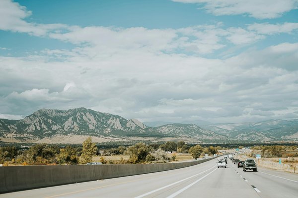 Quels sont les impacts économiques de l'adoption massive des voitures électriques ?